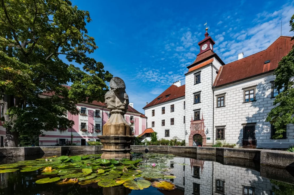Shutterstock_2498246741 - SportDeník Navštivte také krásný třeboňský zámek.
