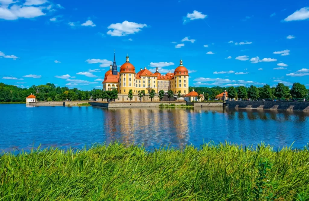 Na tomto zámku se natáčela slavná Popelka. Je krásný i v létě. - SportDeník Moritzburg
