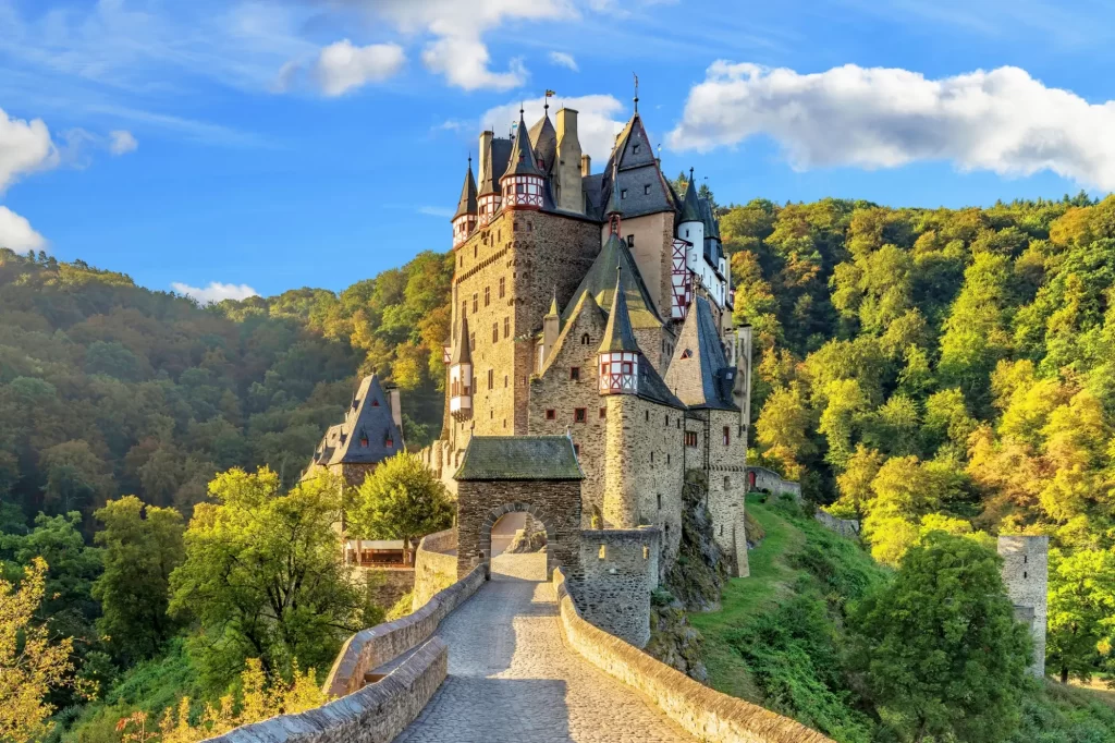 Shutterstock_2516863417 - SportDeník Hrad Eltz, známý také jako Burg Eltz.