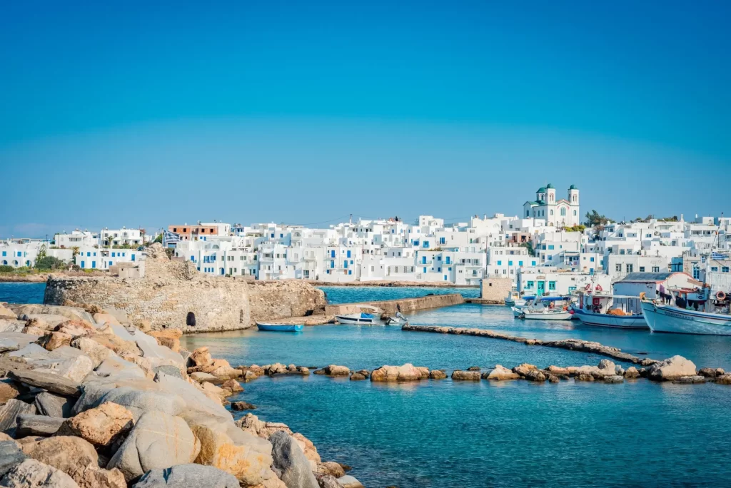 Shutterstock_2522806029 - SportDeník Paros svou krásou může směle konkurovat Santorini.