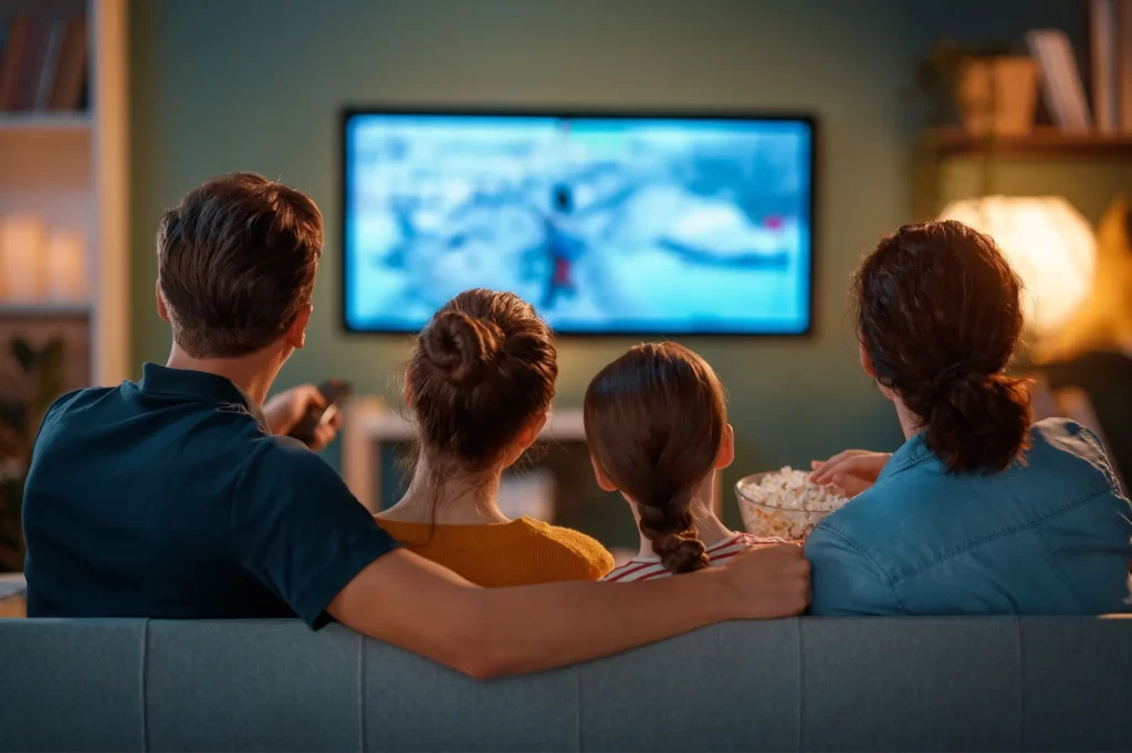 Poplatek se hradí na domácnost, není třeba jej platit za všechny členy či zařízení, FOTO: Shutterstock - SportDeník Rodina sleduje televizi