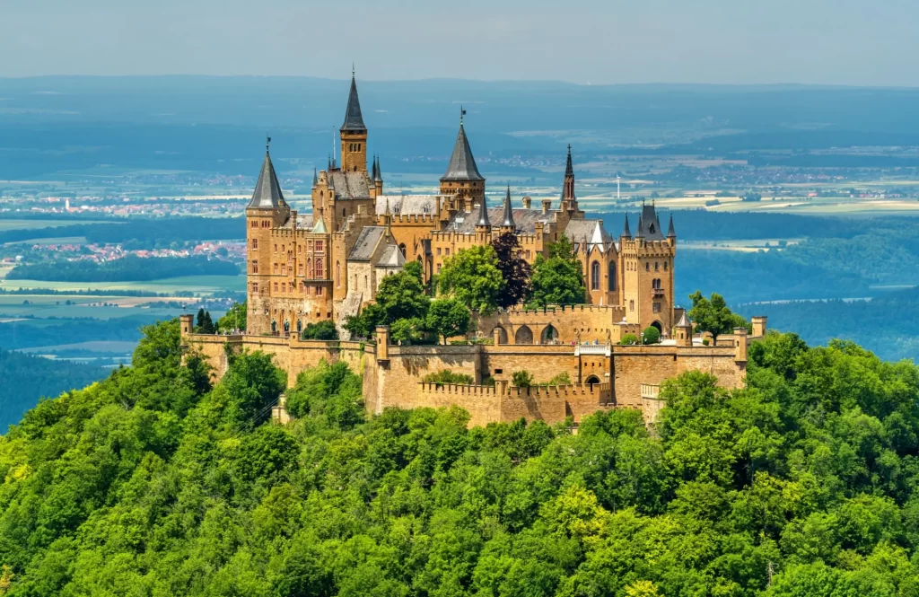 Shutterstock_667037641 - SportDeník Pohled na hrad Hohenzollern ve Švábských Alpách - Bádensko-Wurttembersko.
