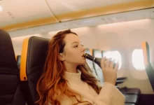 žena pije v letadle