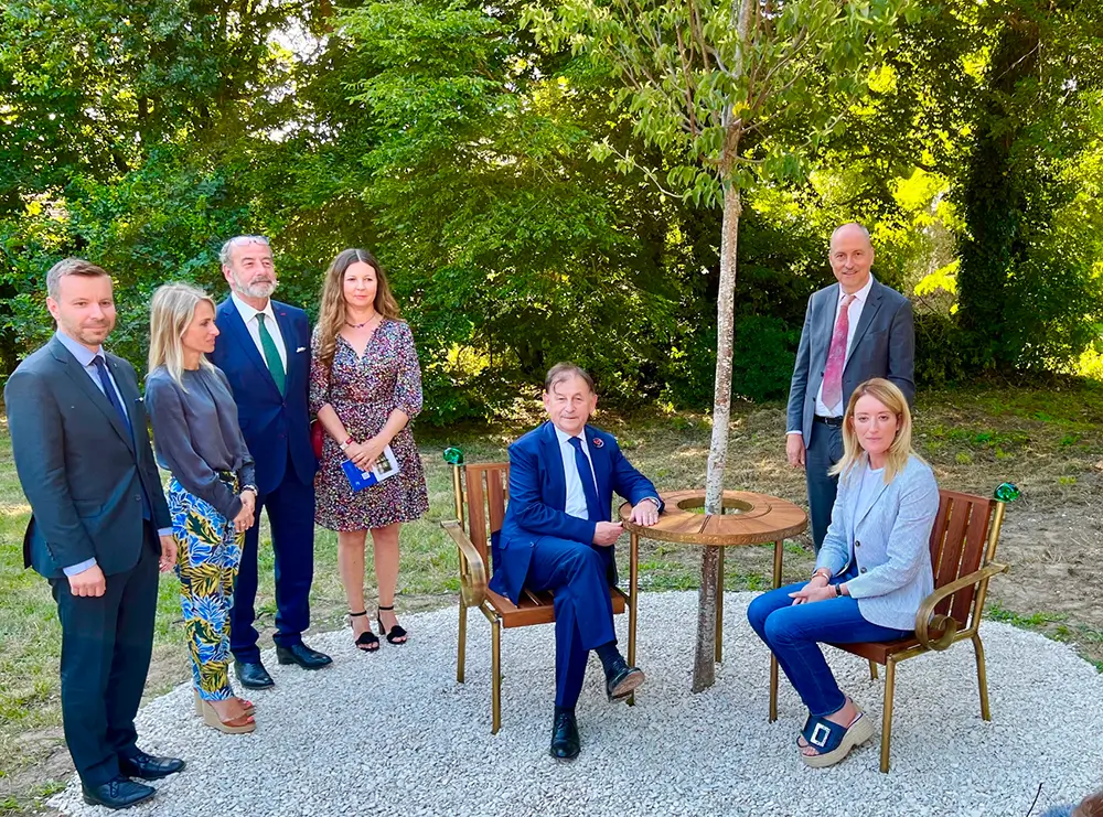Václav Havel byl jedním z podporovatelů Evropské myšlenky. Teď je jeho lavička u domu jednoho ze zakladatelů Evropské unie Jeana Monneta. - SportDeník inaugurace lavičky ve Francii
