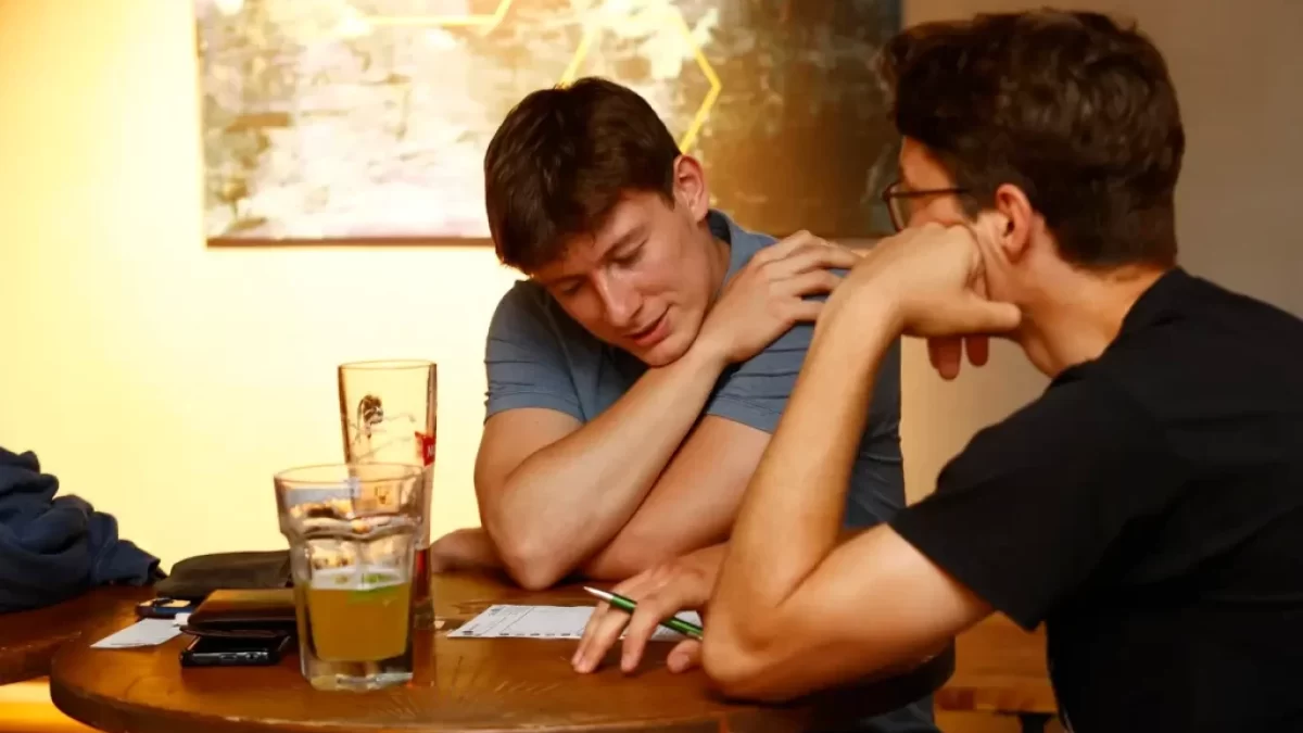 dva muži řeší kvíz