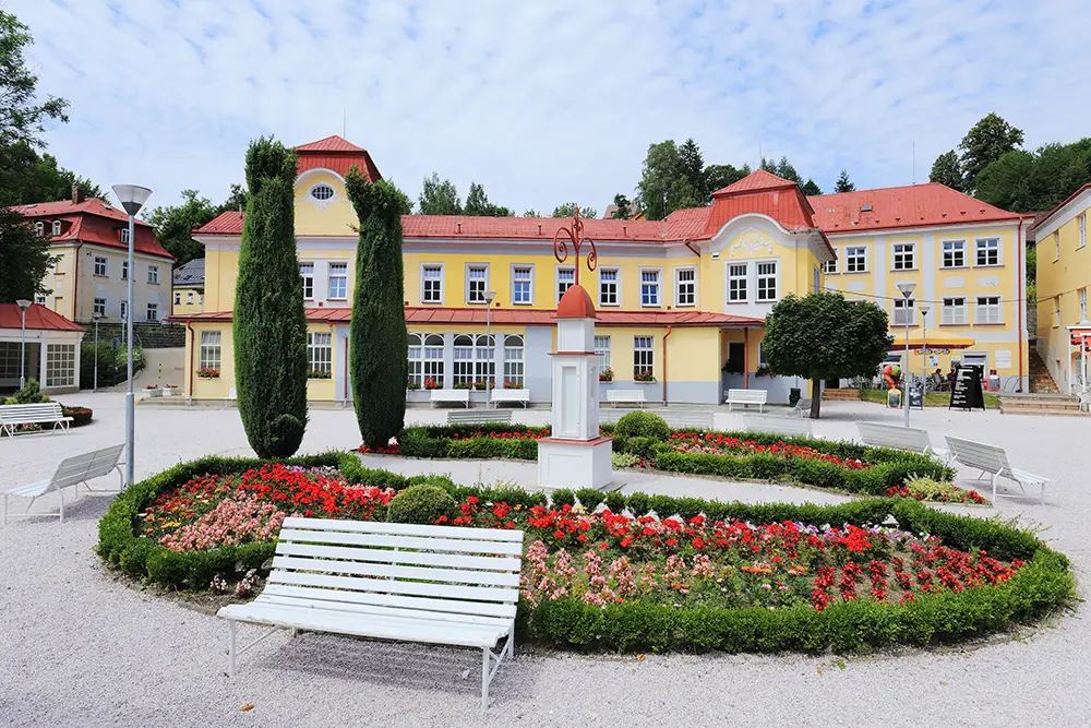 V lázních si prohlédněte kolonádu i klasicistní a empírové lázeňské pavilony. - SportDeník Lázně Libverda
