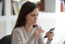 Žena s mobilem přemýšlí