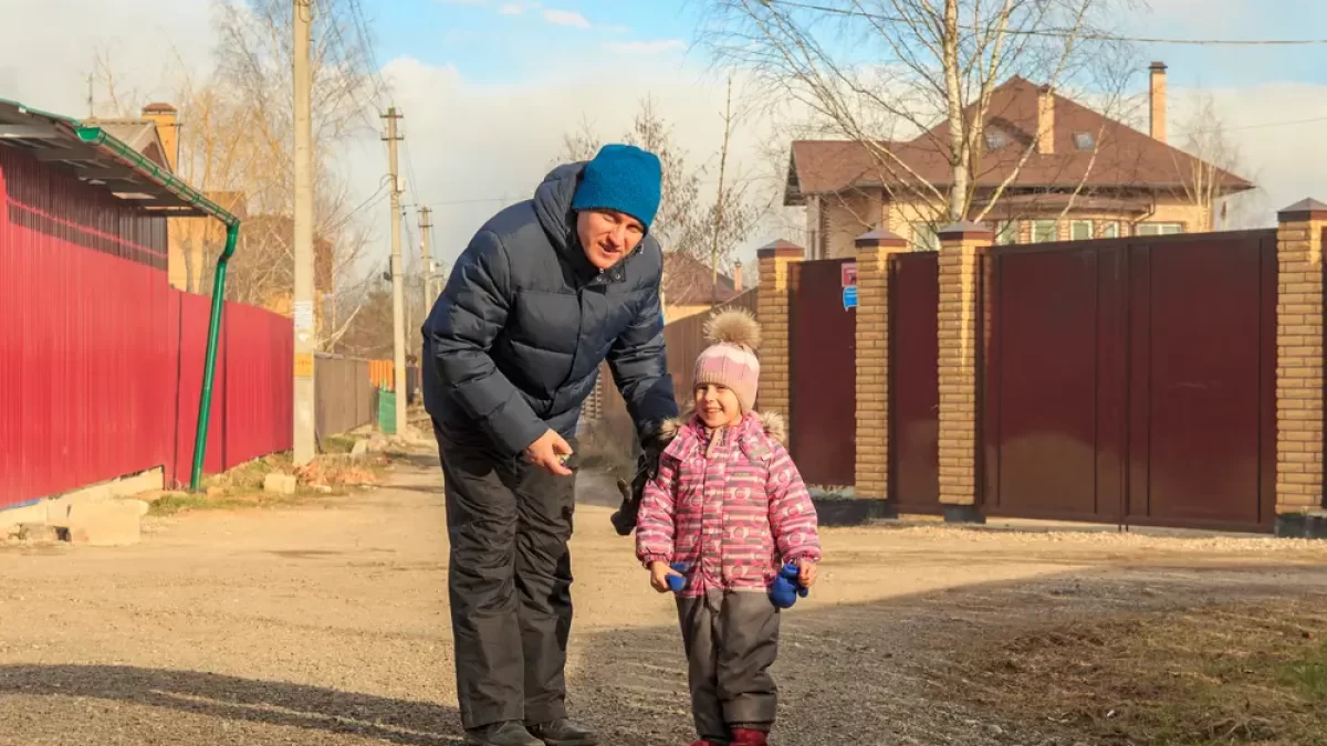 Děda s vnučkou na jarní procházce