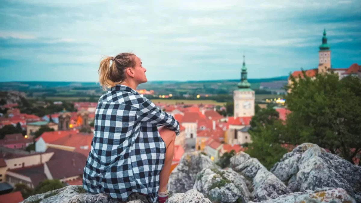 žena a výhled na Mikulov