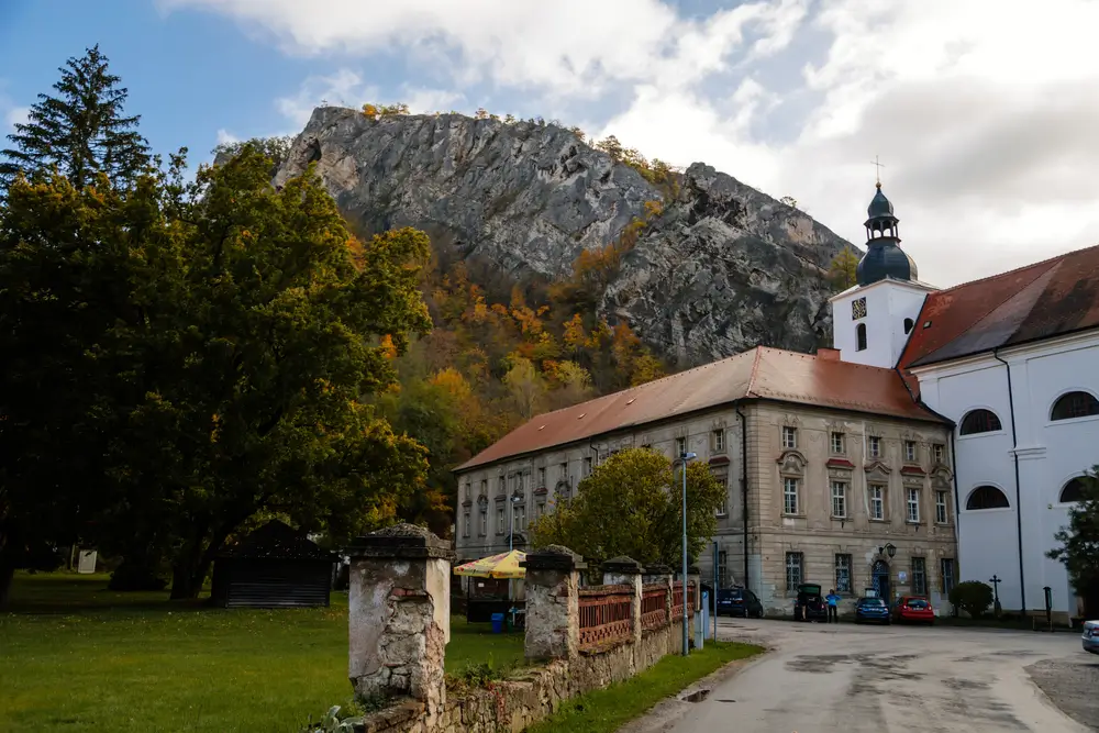 Tajemná hora - SportDeník Jen pár desítek minut od ruchu velkoměsta existuje místo, které vás okamžitě přenese do jiného světa. Místo, kde se historie proplétá s legendami, kde se z vrcholů skal otevírají pohledy, které berou dech, a kde v tichu přírody slyšíte vlastní myšlenky jasněji než kdy dřív. Je to kout, který si uchoval svoji mystickou atmosféru navzdory času a moderní době.Foto: Shutterstock