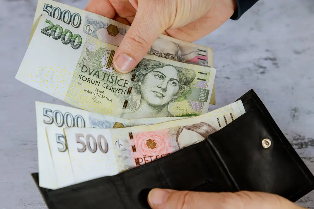 shutterstock_1849074688 - SportDeník Muž drží peněženku s penězi