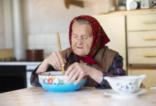 stařenka v kuchyni