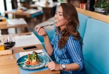 žena si vychutnává jíslo v restauraci