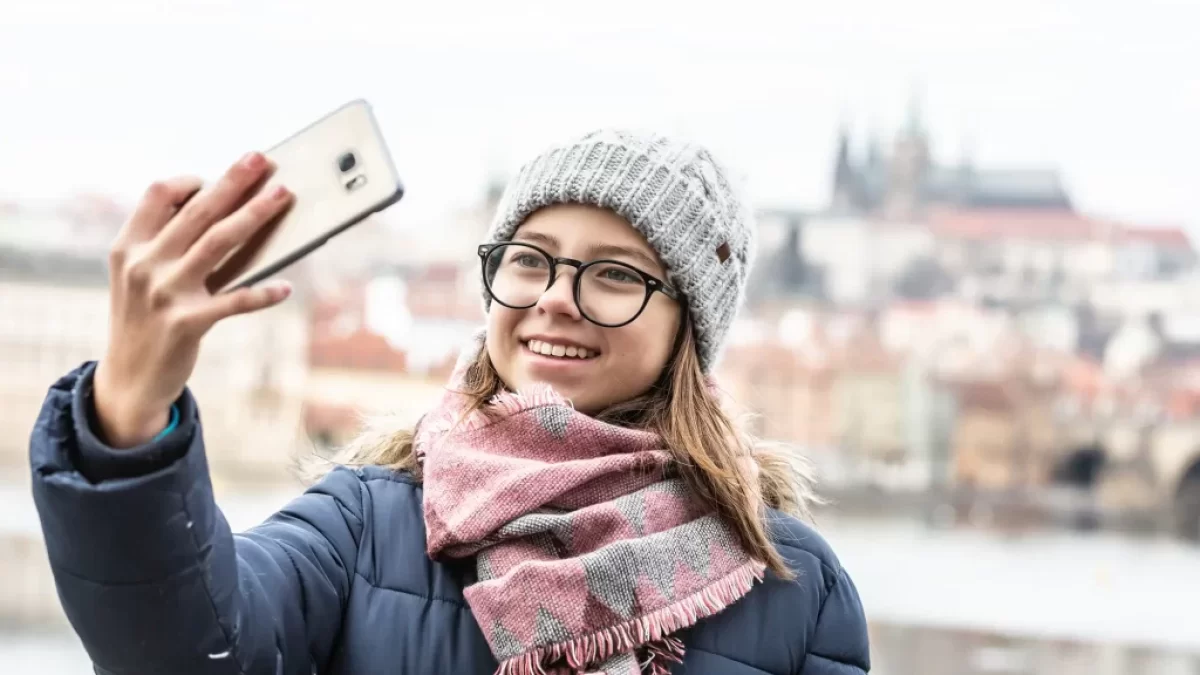 dívka se fotí před Pražským hradem