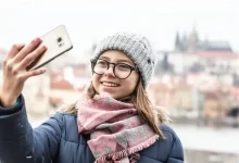dívka se fotí před Pražským hradem