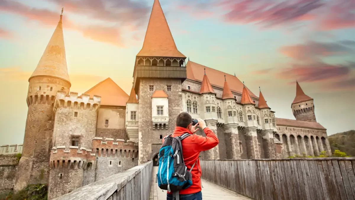 Turista fotící Korvínův hrad