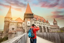 Turista fotící Korvínův hrad