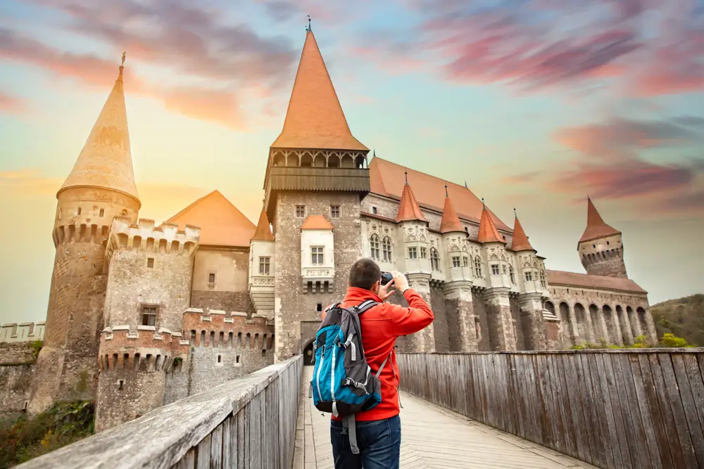 Turista fotící Korvínův hrad