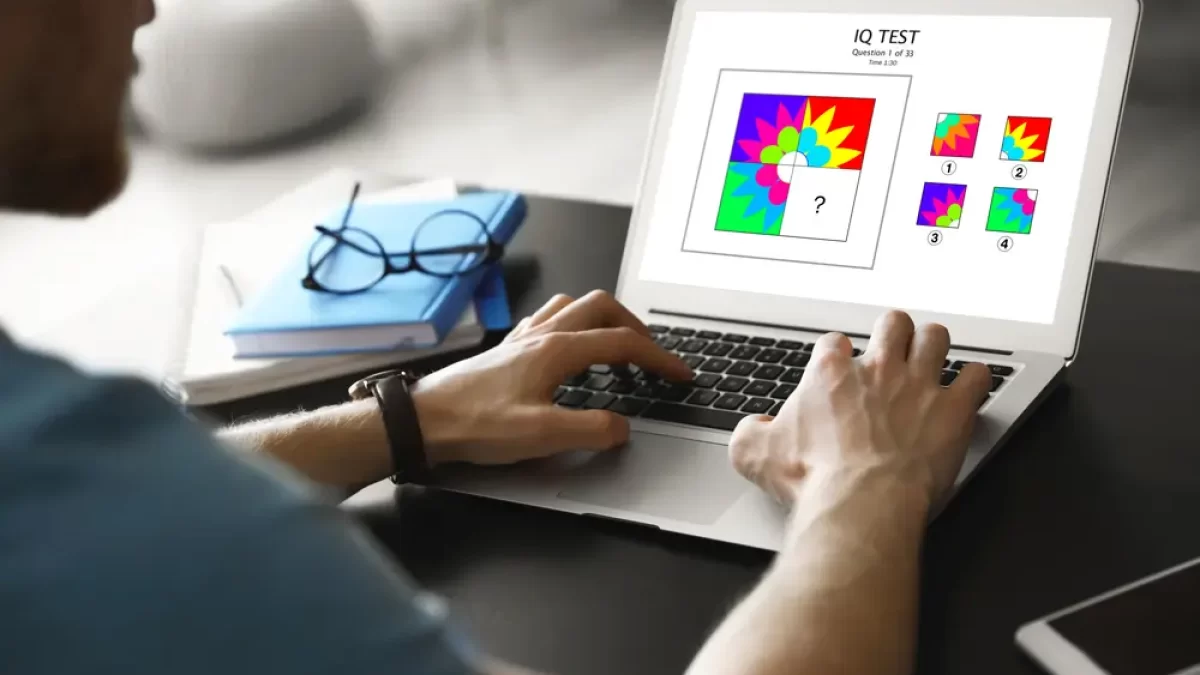 Muž si dělá iq test