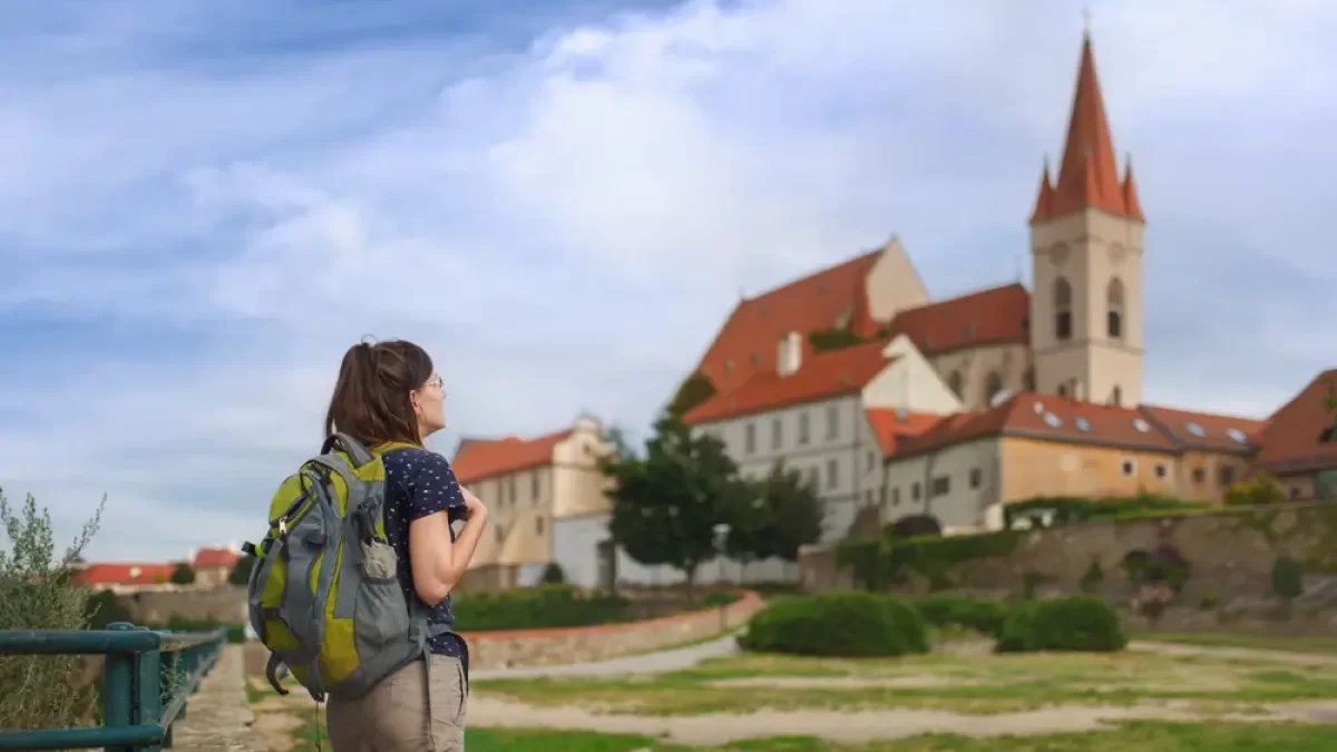 turistka před kostelem