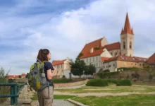 turistka před kostelem