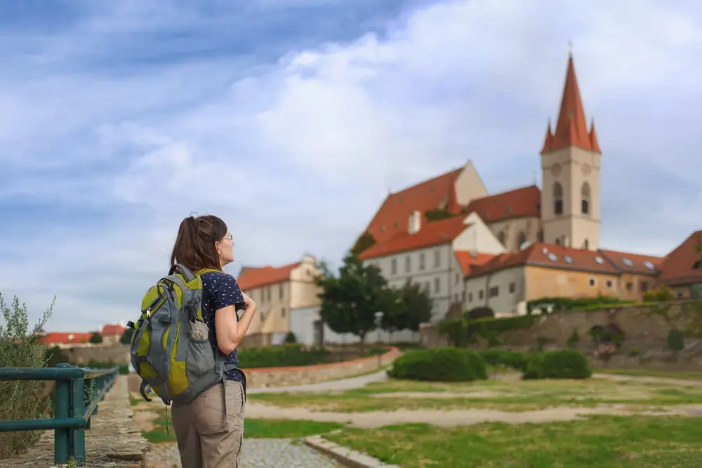 turistka před kostelem