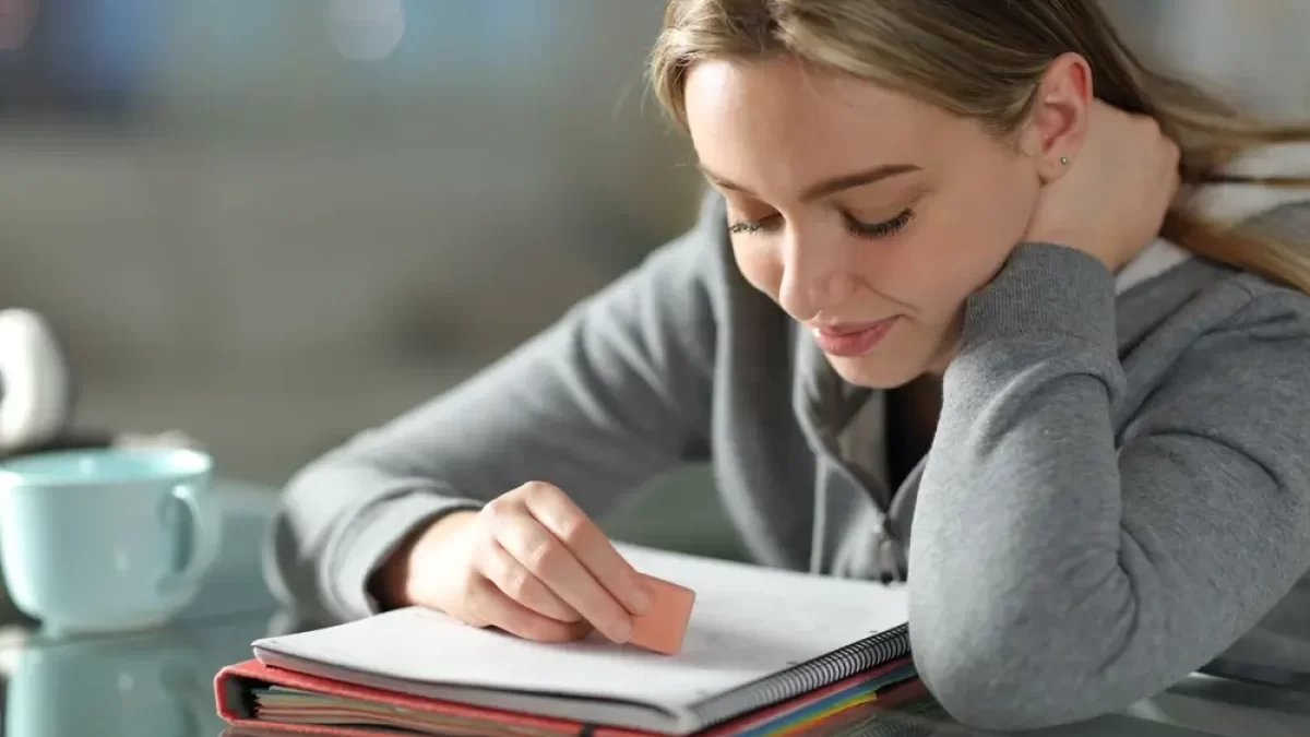 žena gumuje text