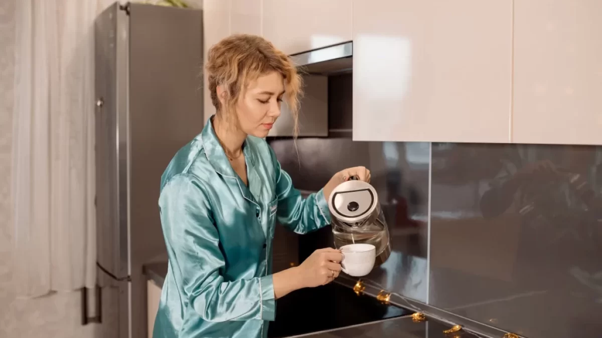 žena nalévá vodu z konvice