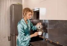 žena nalévá vodu z konvice