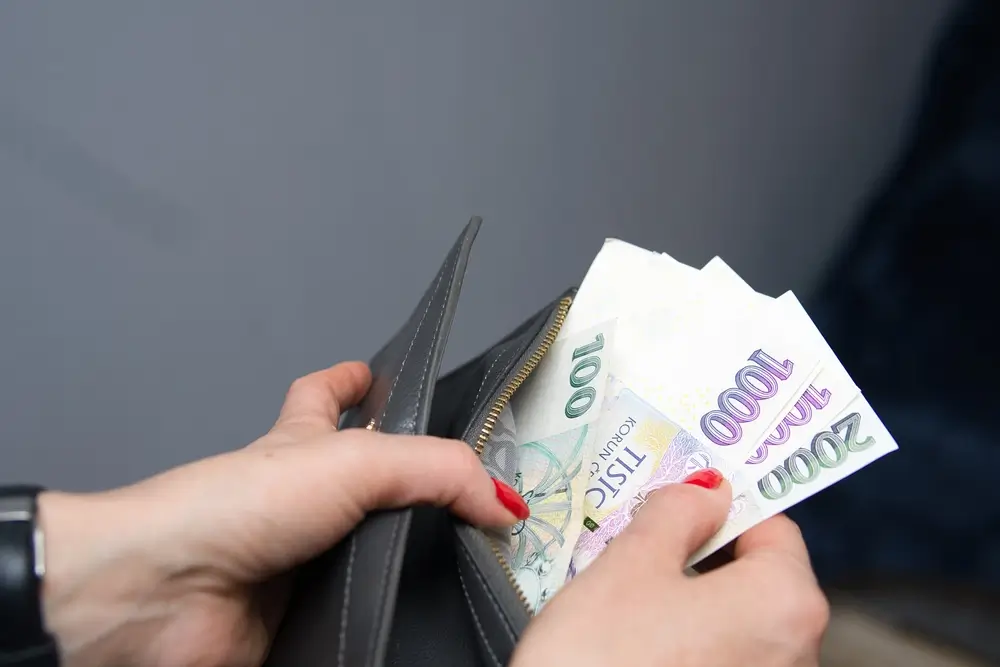 shutterstock_2106382064 - SportDeník Žena vytahuje peníze z peněženky