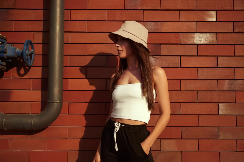 - SportDeník žena s bucket hat