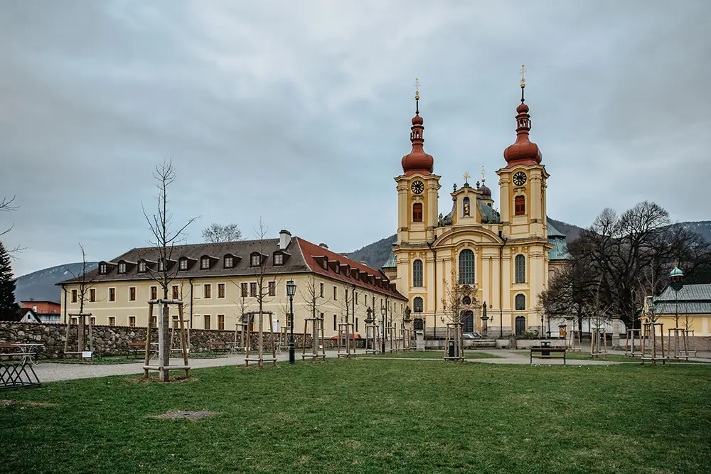 Nejcennějším předmětem baziliky Navštívení Panny Marie je dřevěná gotická plastika Černé Madony z roku 1380. - SportDeník Hejnice