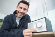 muž a rádio