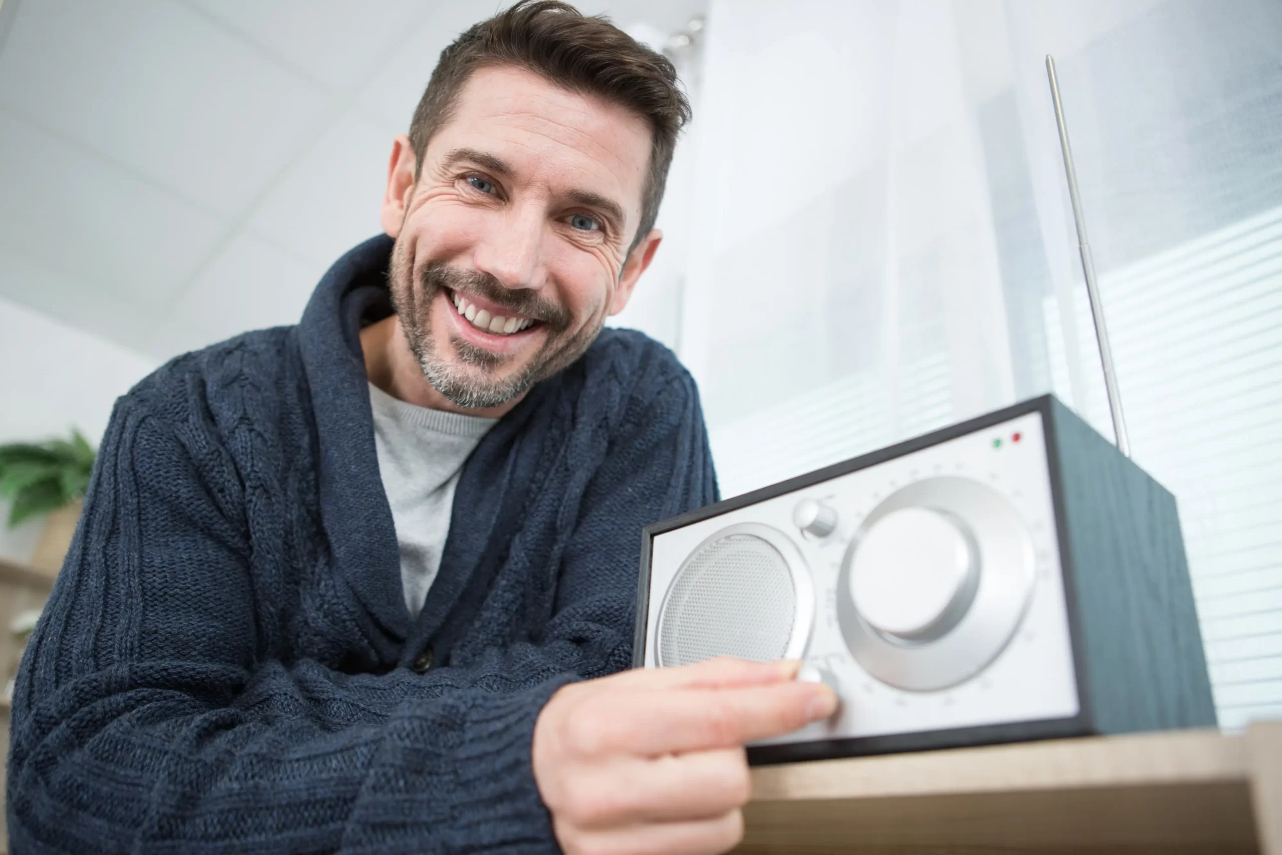 muž a rádio