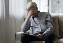 muž čte noviny