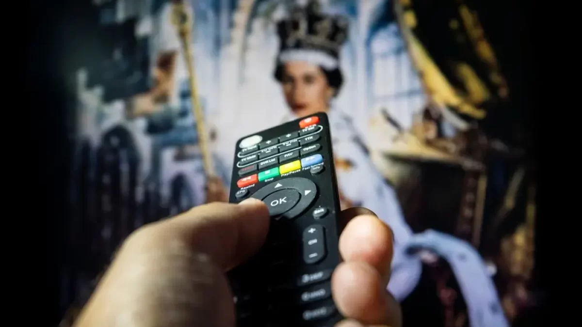 Muž přepíná televizi