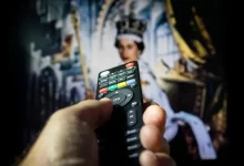 Muž přepíná televizi