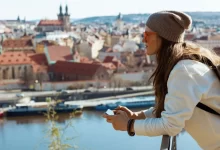 žena se dívá na Prahu