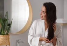 žena pečující o vlasy