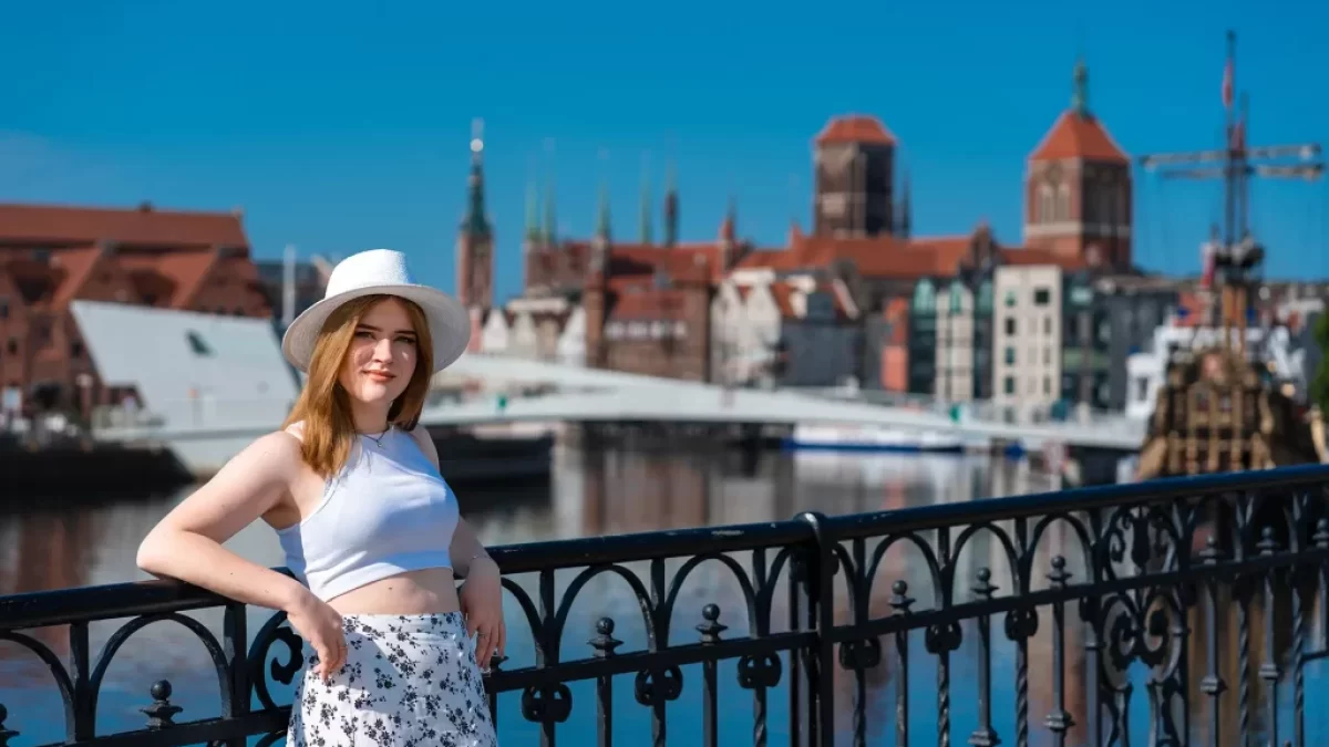 žena na nábřeží v Gdaňsku