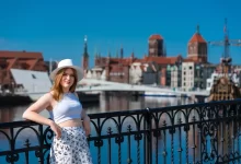 žena na nábřeží v Gdaňsku