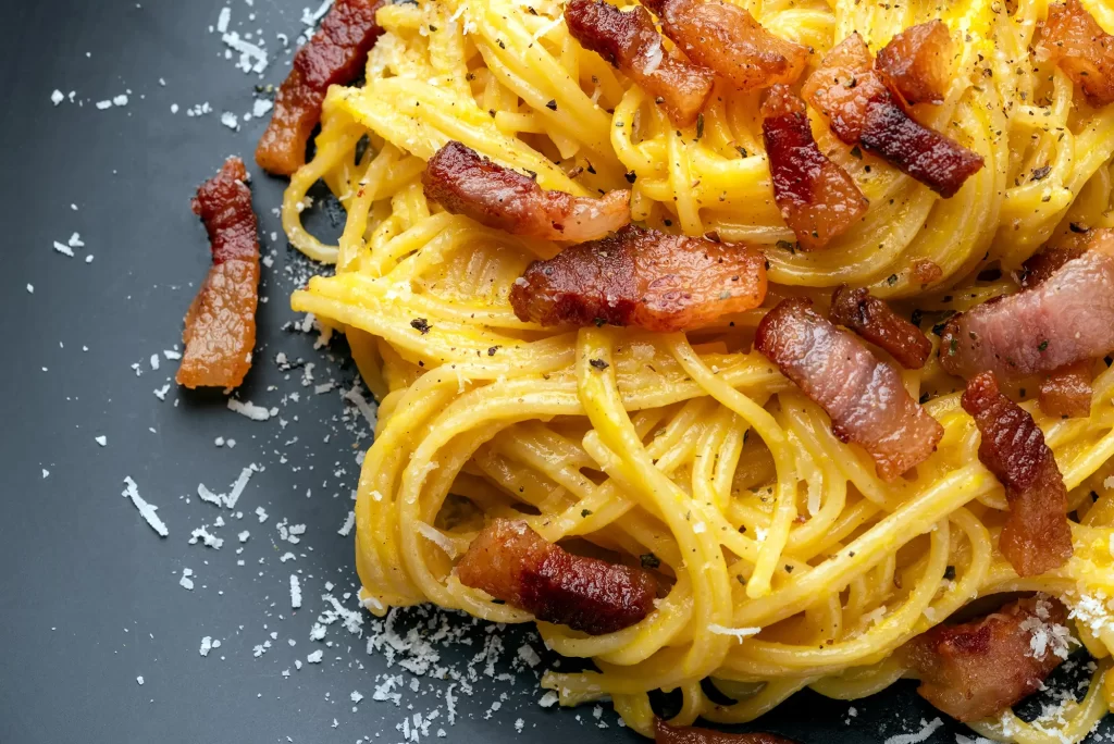 shutterstock_2459850151 - SportDeník Místo pancetty se zase někdy používá klasická anglická slanina.