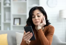 Žena přemýšlí s mobilem
