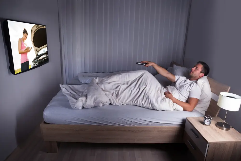 shutterstock_246703663 - SportDeník Muž se dívá na televizi před spaním