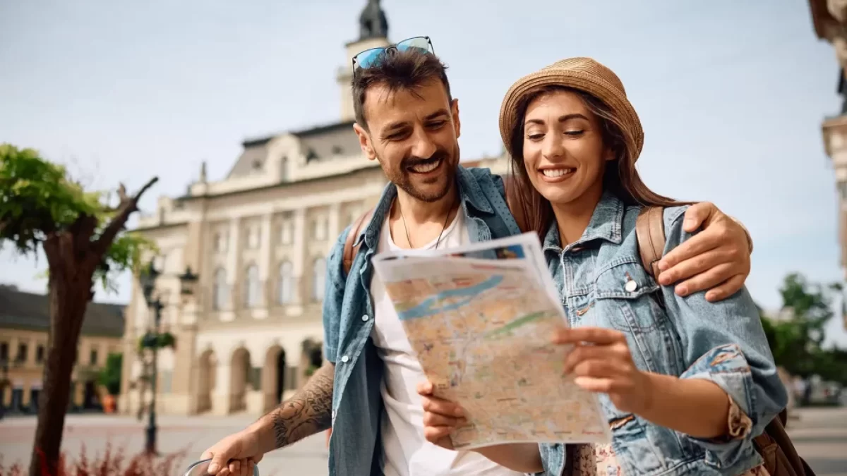 mladí turisté s mapou v ruce