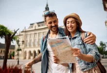 mladí turisté s mapou v ruce