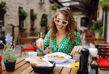 žena jí jídlo v restauraci