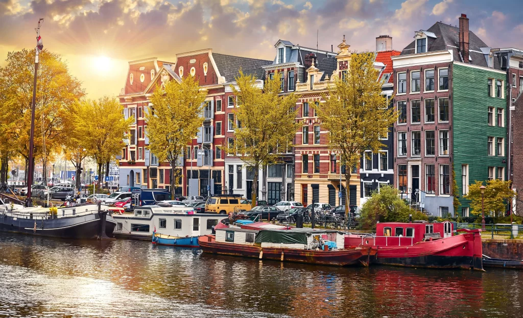 shutterstock_2494477129_optimized - SportDeník Amsterdam bojuje s drogovou turistikou