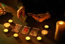 Žena vykládá tarotové karty