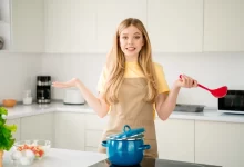 žena vaří v kuchyni